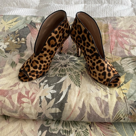 Leopard booties NWTIB  size 8M - Picture 3 of 6